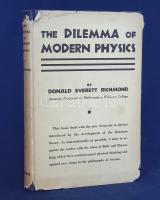 Richmond, Donald E(verett): The Dilemma of Modern Physics: Waves or Particles? New York, (1935). G. P. Putnams Sons. XIII + [14]-120 p. + 2 t. Első kiadás. Donald Everett Richmond matematikus, a Williams College tanársegédjének kvantumelméleti előadásai, oldalszámozáson belül néhány szövegközti ábrával. Feliratozott kiadói egészvászon kötésben, enyhén sérült kiadói védőborítóban. Jó példány.
