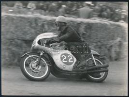 1964 Jim Redman (1931-) brit-rodéziai többszörös világbajnok motorkerékpár versenyző a finnországi Imatraban rendezett grand prix versenyen, Honda 350 motorkerékpáron, hátoldalán jelzett (Arte Fotografica Terreni és Motitalia) és feliratozott fotó, alsó sarkaiban törésekkel, 23x18 cm