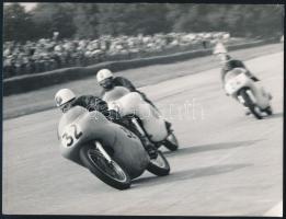 cca 1955 Geoffrey Ernest Duke (1923-2015) brit többszörös világbajnok motorkerékpár versenyző egy futamon, feltehetően egy 500 cc Gilera motorkerékpáron, hátoldalán jelzett (Ditta Bonetti, Milano) és feliratozott fotó, jobb felső sarkában apró töréssel, 18x24 cm