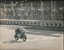 1962 Jim Redman (1931-) brit-rodéziai többszörös világbajnok motorkerékpár versenyző Monzaban rendezett grand prix versenyen, Honda 250 motorkerékpáron, hátoldalán jelzett (Farabola, Milano) és raglapon feliratozott sajtófotó, alsó sarkaiban törésekkel, 21,5x27 cm