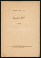 Szabó Magda: Bárány. Versek. A szerző, Szabó Magda (1917-2007) Kossuth- és kétszeres József Attila-díjas író, költő, műfordító, által Mohás Lívia (1928-2024) pszichológus, József Attila-díjas írónak DEDIKÁLT példány. "Líviának sok szeretettel az Indulás portréját: Magda. (Szerintem semmit nem változtam.) Bp., 1947., Egyetemi Nyomda, 41+3 p. Az eredetileg költőnek indult szerző első nyomtatásban megjelent irodalmi műve. Kiadói papírkötés, kissé foltos borítóval.