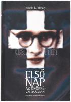 Kocsis L. Mihály: Első nap az örökkévalóságban. Korkollázs pogányok idején. A szerző, Kocsis L. Mihály (1943 - ) író, újságíró által Mohás Lívia (1928-2024) pszichológus, József Attila-díjas írónak DEDIKÁLT példány. Bp., 2004, Kairosz. Kiadói kartonált papírkötés.