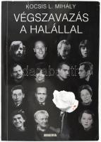 Kocsis L. Mihály: Végszavazás a halállal. Színészsirató öt felvonásban, két közjátékkal, prológgal és epilóggal. A szerző, Kocsis L. Mihály (1943 - ) író, újságíró által Mohás Lívia (1928-2024) pszichológus, József Attila-díjas írónak DEDIKÁLT példány. Bp.,én., Minerva. Fekete-fehér fotókkal illusztrált. Kiadói papírkötés.