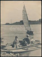 cca 1930 Vitorlás és csónakázók kutyával, nagyméretű fotó, jelzés nélkül, 23,5x17,5 cm