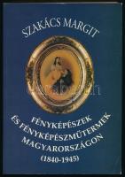 Szakács Margit: Fényképészek és fényképészműtermek Magyarországon (1840-1945). Bp, 1997, Magyar Nemzeti Múzeum. Kiadói papírkötésben.