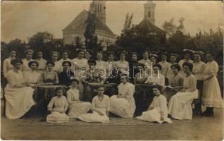 1911 Modor, Modra; Nőegylet tagjainak csoportképe a templomok mögött. Tőke Ágoston fénykép műterme Királyhida / Women's association's group photo behind the churches (fl)
