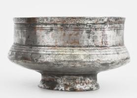 1808, Kínáló. Belső-Ázsia, ónozott világosbronz, felirattal gravírozott, d: 20 cm, m: 12 cm