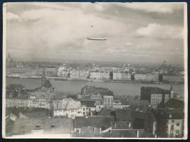 1931 Budapest, a Graf Zeppelin léghajó a Duna felett, fotó, 8,5×11,5 cm