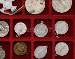 65 darab kegytárgy medál, klf méretben, két berakóban elrendezve