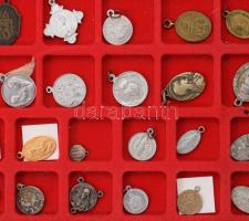 50 darab kegytárgy medál, klf méretben, berakóban elrendezve