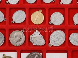 50 darab kegytárgy medál, klf méretben, berakóban elrendezve