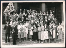 1956 Ostende, tornászok csoportképe (Tass Olga, Keleti Ágnes, Kertész Aliz, stb.), hátoldalon felira...