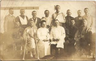 1914 Brno, Brünn; Sebesült osztrák-magyar katonák a kórházban, doktor és nővér / WWI K.u.k. military hospital, injured soldiers with doctor and nurse. photo (EB)