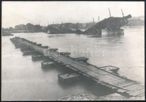 1945 Bp., ideiglenes pontonhíd a felrobbantott Horthy Miklós híd (Petőfi híd) mellett, kartonra kasírozott fotó, sérüléssel, 17x11,5 cm