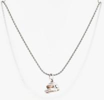 Ezüst(Ag) fonott nyaklánc, jelzett, h: 45 cm, bukósisak medállal, 11,5×1,2 cm, nettó: 6,8 g