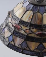 Tiffany jellegű asztali lámpa. Búráján kis horpadással, m: 32 cm