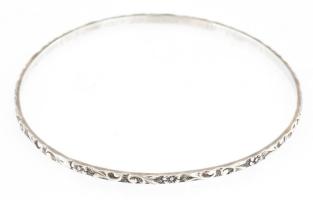 Ezüst(Ag) nefelejcsmintás karperec, jelzett, d: 7,3 cm, nettó: 8,1 g