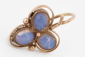 14 K arany (Au) fülbevaló, 3-3 db holdkővel, jelzett, h: 1,8 cm, br: 2,38 g
