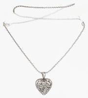 Ezüst(Ag) fantáziaszemes nyaklánc, jelzett, h: 45 cm, áttört szív medállal, 2×2,7 cm, nttó: 7,9 g