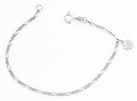 Ezüst(Ag) figaro karkötő szerencse lóhere medállal, jelzett, h: 19 cm, d: 0,8 cm, nettó: 2,5 g