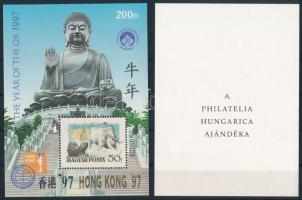 1997 Hongkong emlékív + karton emlékív hátoldalán &quot;A PHILATELIA HUNGARICA AJÁNDÉKA&quot; felirattal (5.750)