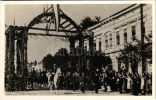 1940 Nagyvárad, Oradea; Bevonulás, Horthy Miklós a díszkapu alatt / entry of the Hungarian troops, Horthy under the decorated gate