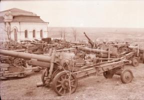 II. világháborús orosz fronton készült negatívok, ágyú, roncsok, katonasírok, stb., 6 db, 6×9 cm