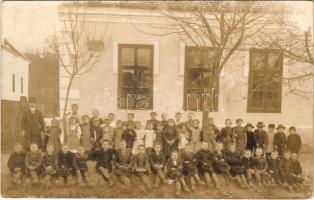 1914 Vérteskethely, iskolások csoportképe. photo (EK)