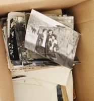 Egy doboz vegyes régi és modern fotó