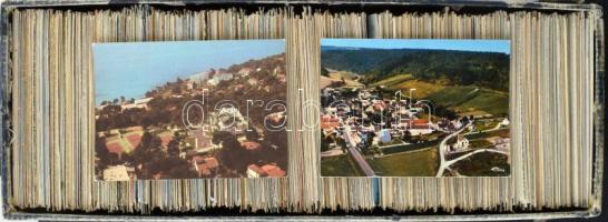 Kb. 1100 db MODERN francia város képeslap dobozban / Cca. 1100 modern French town-view postcards in a box