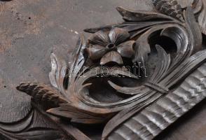 Antik faragott fa falitartó, sérült, 36x22 cm