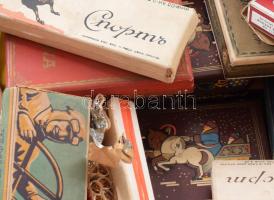 45 doboz régi cigaretta, szivar, sok közte teljes illetve bontatlan, kiemelkedő darabokkal. Budavár,...
