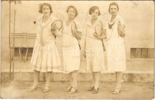 Teniszező hölgyek / Ladies playing tennis, sport photo (gyűrődés / crease)