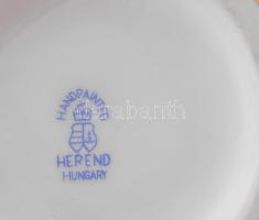 Herendi Viktória mintás bonbonier. Lepke fogóval, jelzett, kis kopással, d: 10 cm