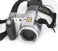 Sony Cyber Shot 6 megapixel digitális fényképező Carl Zeiss Vario Tessar 2,8-3,7 / 6-72 objektívvel,...
