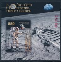 2019 50 éve lépett először ember a Holdra vágott blokk (8.000)