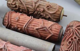 Régi festőhengerek régi mintákkal 7 db mintás henger és egy festőhenger