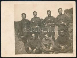 cca 1939-1944 II. világháborús magyar katonák csoportképe, kettejüknél távcső (megfigyelők v. felderítők?), jelzés nélkül, 9x12 cm