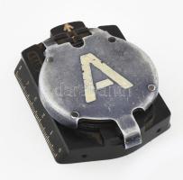 II. világháborús német katonai tájoló, iránytű. Fém, bakelit, üveg, a fedél belsején tükörrel, 8x5 c...