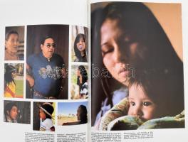 Korniss Péter: Vörös Felhő földjén. Észak-amerikai indiánok között. Robert D. Miewald bevezetőjével....