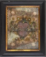 Nepomuki Szent János ereklye. cca 19. sz közepe, fémszálakkal és fémdíszekkel körbevett nyelvutánzat, üvegezett keretben, 14,5x12 cm