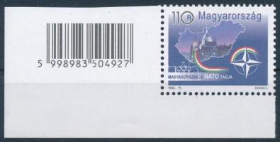 1999 Magyarország a NATO tagja ívsarki bélyeg 2004 utáni utánnyomása bal ívszéli vonalkóddal (5.000)