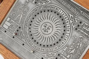 Antik német ón öröknaptár, fa tartóállványon, 32x29 cm