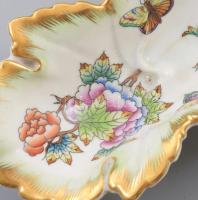 Herendi Viktória mintás levél alakú kínáló. Jelzett, kis kopással, h: 15 cm