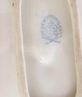 Herendi Viktória mintás levél alakú kínáló. Jelzett, kis kopással, h: 15 cm