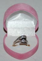 Női fehérarany gyűrű sötét színű gyönggyel, bruttó 4,1g díszdobozban