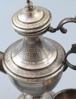 Ezüstözött réz kiöntő 4 pohárral, m: 6,5-19,5 cm