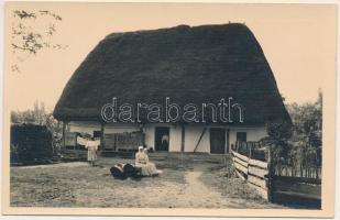 Felsőfüld, Fildu de Sus; Casa veche taraneasca / Altes rum. Bauernhaus / Erdélyi folklór, régi román parasztház / Transylvanian folklore, old Romanian peasant house. Foto orig. J. Fischer 1937.