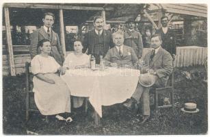 Előpatak, Valcele; Vendéglő kertje, borozó társaság / restaurant garden, guests drinking wine (fl)