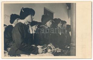 Kistorony, Neppendorf, Turnisor (Nagyszeben, Sibiu); Femei / Landlerinnen / erdélyi folklór / Transylvanian folklore. Foto orig. J. Fischer, 1936. (Rb)